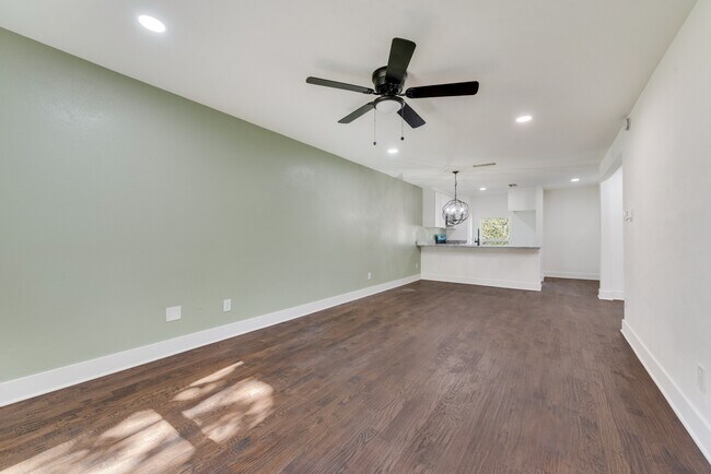 Building Photo - 221 Creek Cove Dr
