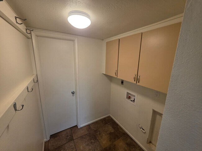 Building Photo - 3885 N Fanning Dr