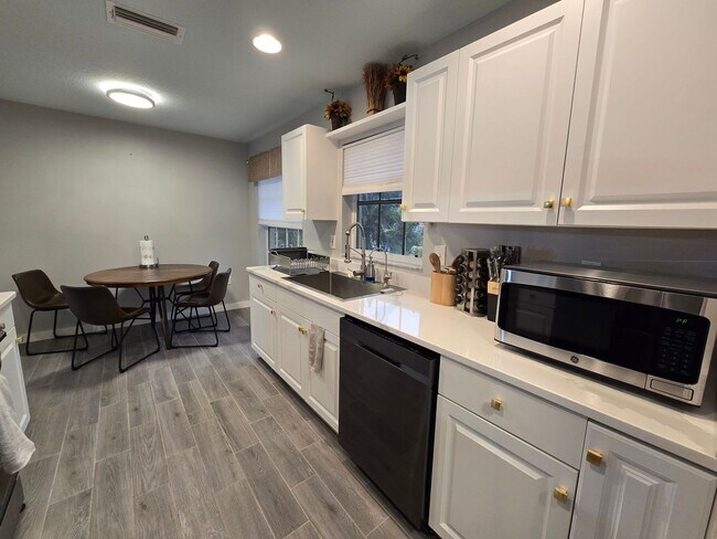 Building Photo - Remodeled 2 bed/ 2 bath/ 2 car garage ~ Annual Rental in Sarasota ~