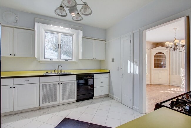 Building Photo - 2225 E Woodstock Pl