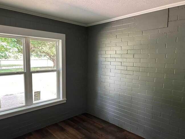Building Photo - 3 Bedroom 1 Bath House Available For Rent
