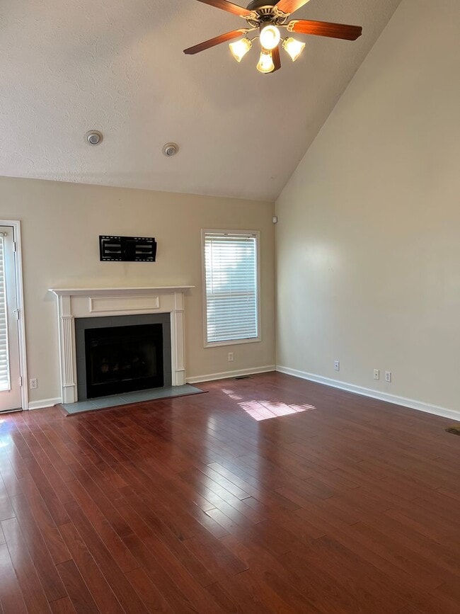 Building Photo - Three bedroom with bonus room and fence!