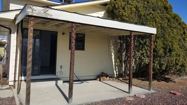 Building Photo - 2 Bed, 1 & 1/2 Bath, 1 Car Garage Duplex off of Patterson!!!!