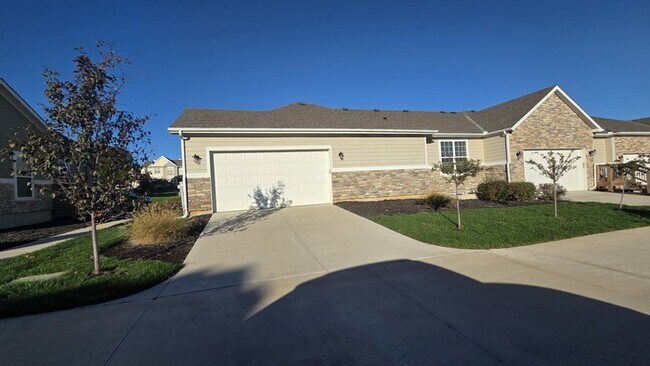 Building Photo - 4 bed 3 bath 2 car garage all maintenance provided townhome