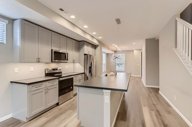 Building Photo - Modern 5 Bedroom Home for Rent!