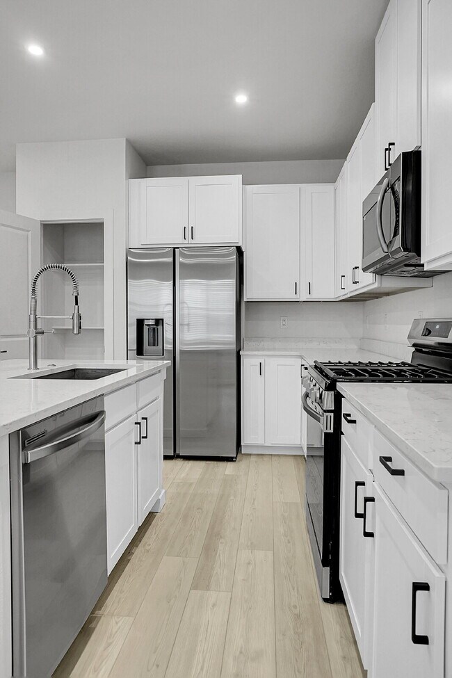 Building Photo - $2,350- 3 Bed 2.5 Bath Townhome in CO Springs with Central AC, and In Unit Laundry!