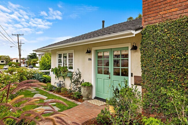 Building Photo - 806 S Ola Vista