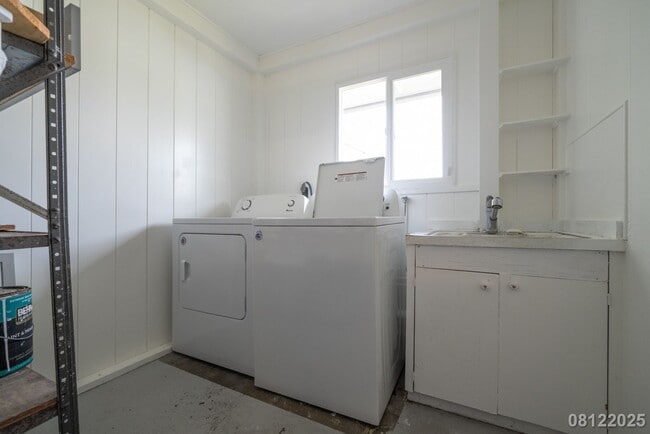 Building Photo - UPGRADED 4BR 2BA House in MANOA with SPLIT...