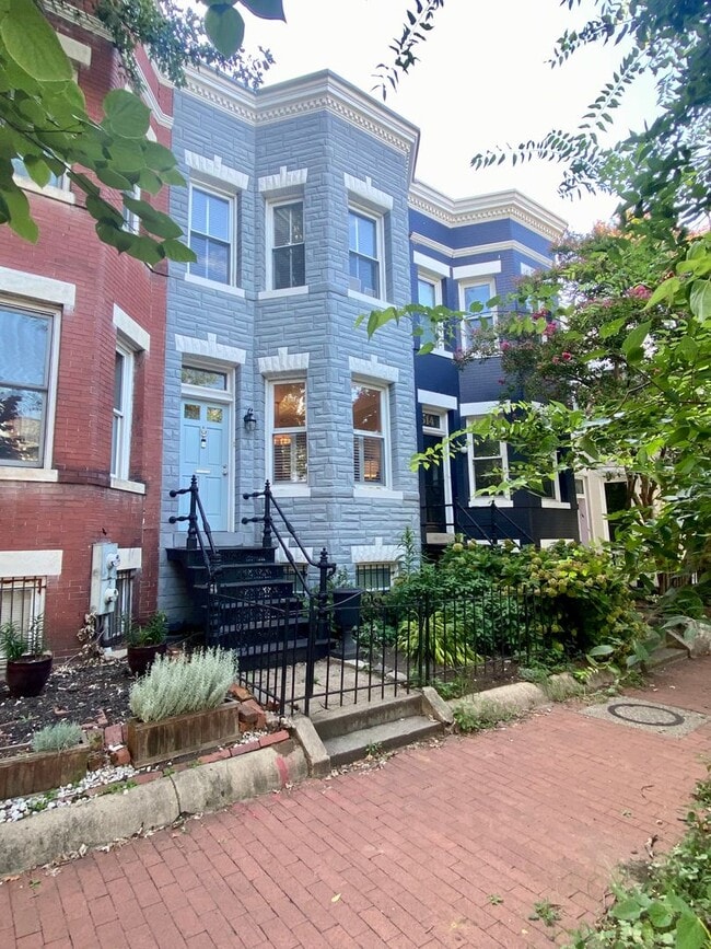 Building Photo - SPACIOUS 3 BED BROWNSTONE with PARKING, YARD and 2 DECKS!