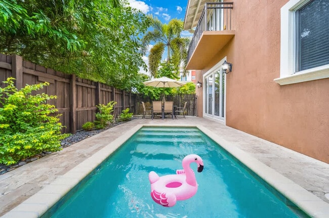 Building Photo - 1705 NE 11th St