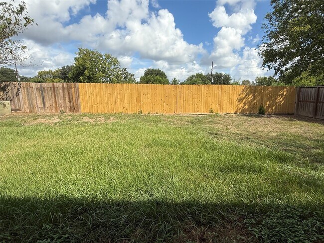 Building Photo - 2114 W Greens Rd