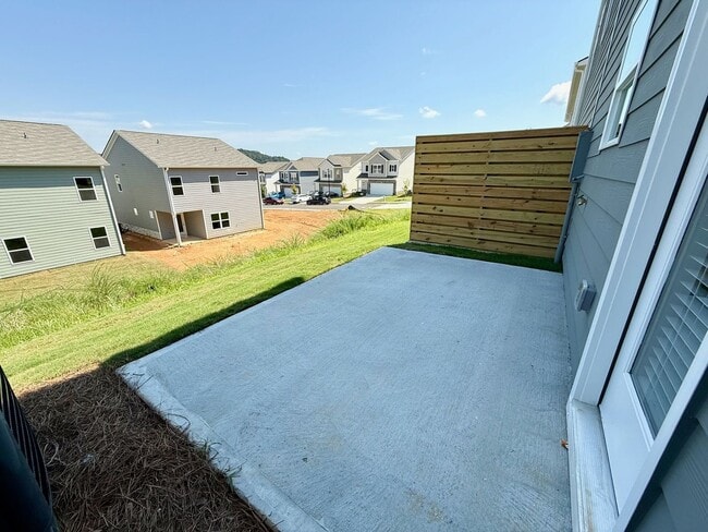 Building Photo - New no-fuss townhome close to everything