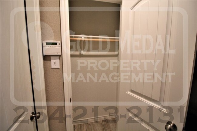 Building Photo - Charming 3-bed, 2-bath home now available ...