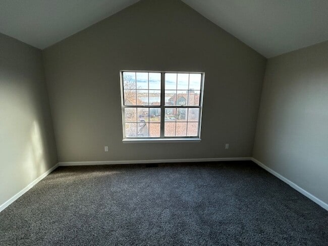 Building Photo - Like New Townhome in Great Aurora Community