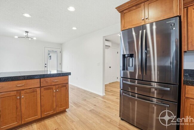 Building Photo - 13801 NE 40th St