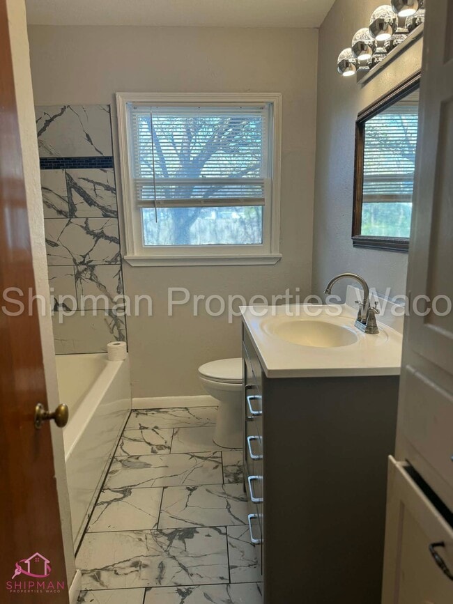 Building Photo - 3917 Maple Ave