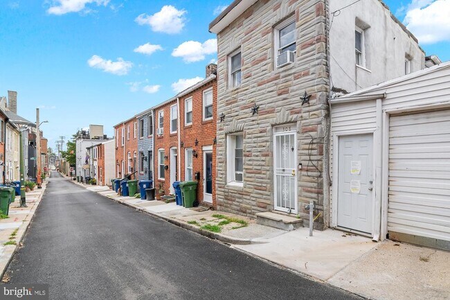 Building Photo - 308 S Castle St