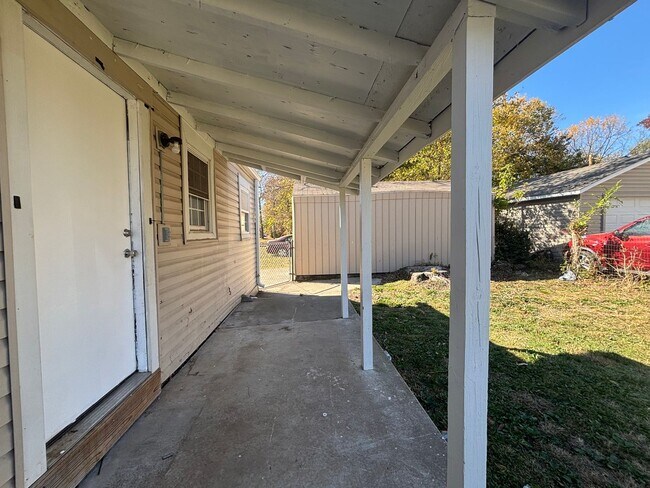 Building Photo - Cute 2 bedroom 1 bath Available Now!