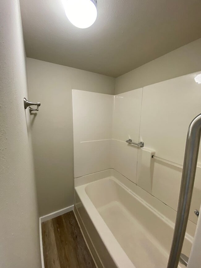 Building Photo - 2 Bedroom on the East Side - Fenced In Back Yard