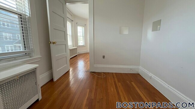 Building Photo - 369 Savin Hill Ave