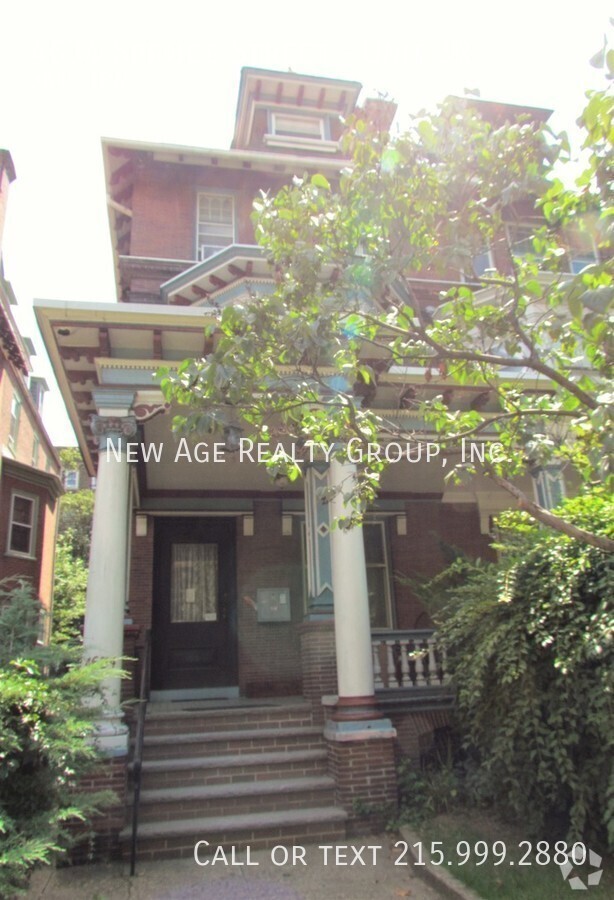 Building Photo - Bi-level apartment available at 47th & Spr...