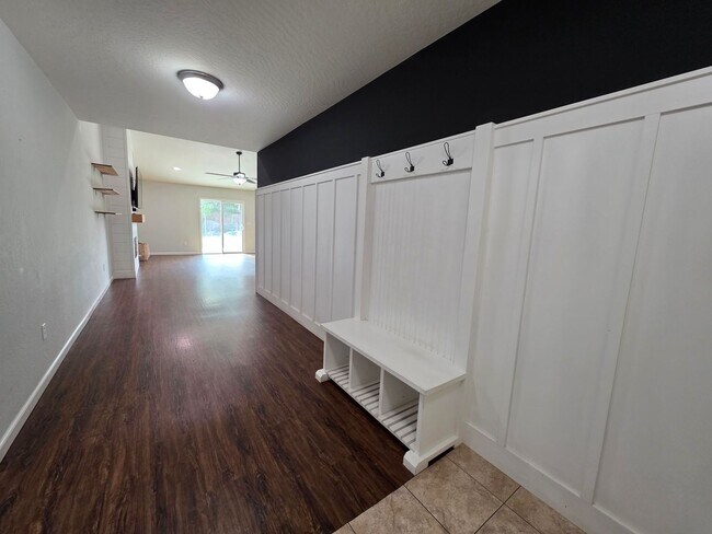 Building Photo - *** MOVE IN SPECIAL - $500.00 OFF FIRST MONTHS RENT***