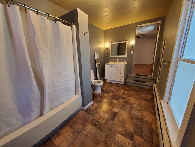 Building Photo - 584 Colbert Ave