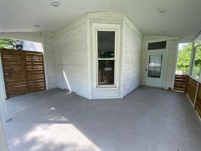 Building Photo - Amazing Updated One Bedroom in South Nashv...