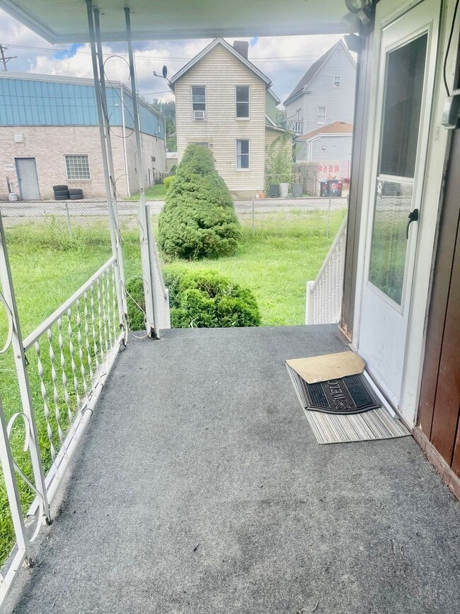 Building Photo - 4 bedroom. 1.5 Bath- Turtle Creek Pa