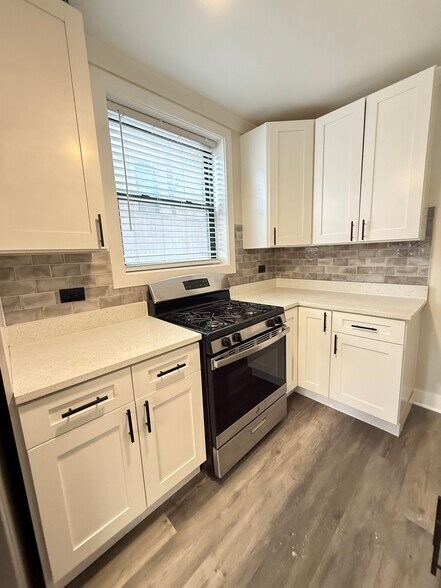 Building Photo - 3838 N Greenview Ave