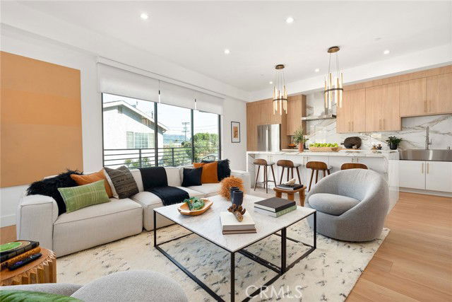 Building Photo - 11028 Oxnard St