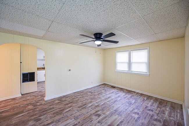 Building Photo - 2232 E Riverside Dr