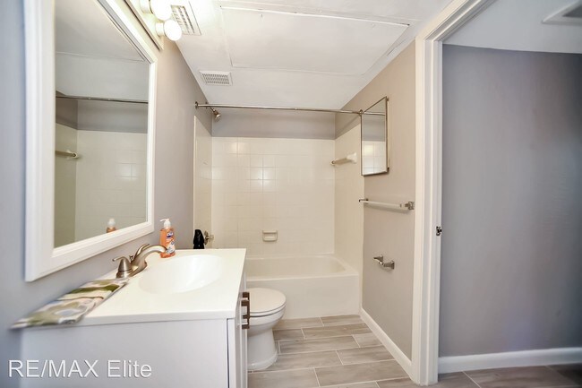 Building Photo - 1801 Island Club Dr