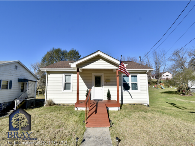 Building Photo - Centrally located charming cottage!