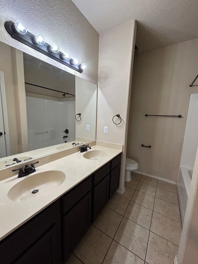 Building Photo - 3/2/2  in Creekside Crossing / Fenced in Yard / Wings to Hide Trash Cans / Interior Washer & Drye...