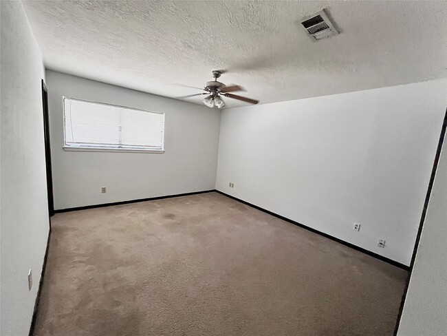 Building Photo - 20 Pine Ave