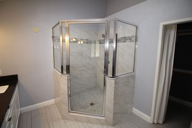 Building Photo - NE Fresno Home with Huge Yard and RV Parking