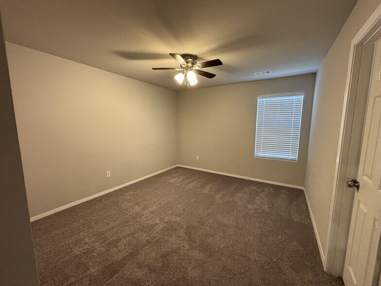 Building Photo - 1075 S Nighthawk Ln
