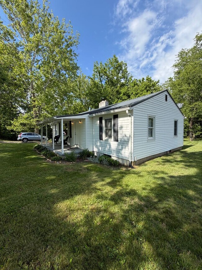 Building Photo - Charming Remodeled Farmhouse with Large Yard in Convenient Kingsport Location