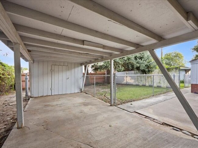 Building Photo - 2620 W Clearwater