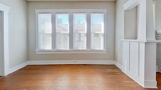 Building Photo - 5-Bedroom Home in Springfield!