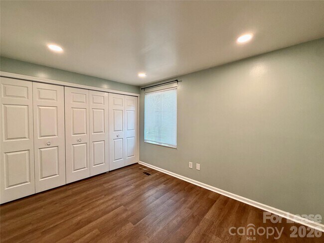 Building Photo - 9604 Vinca Cir