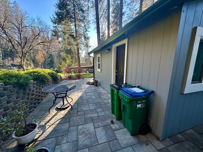 Building Photo - Charming 1-bedroom, 1-bathroom cottage