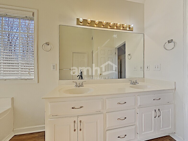 Building Photo - 1045 Fieldstone Dr