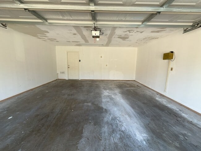Building Photo - 818 Summit Dr