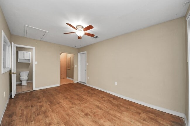 Building Photo - 811 Hillcrest Dr