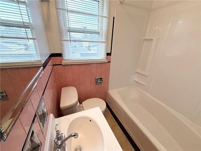 Building Photo - 214 Magnolia Ave