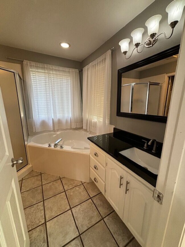 Building Photo - 2BR Apartment Close to Daybreak Marina and...