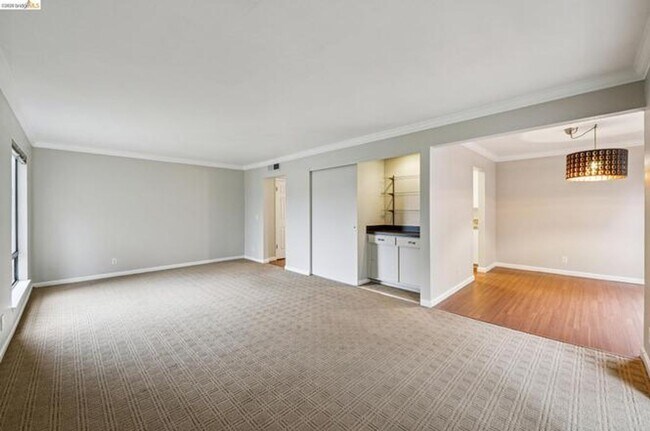 Building Photo - Elegant, private end-unit living with resort-style amenities!