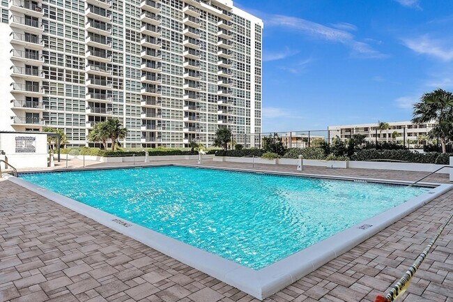 Building Photo - 525 N Ocean Blvd